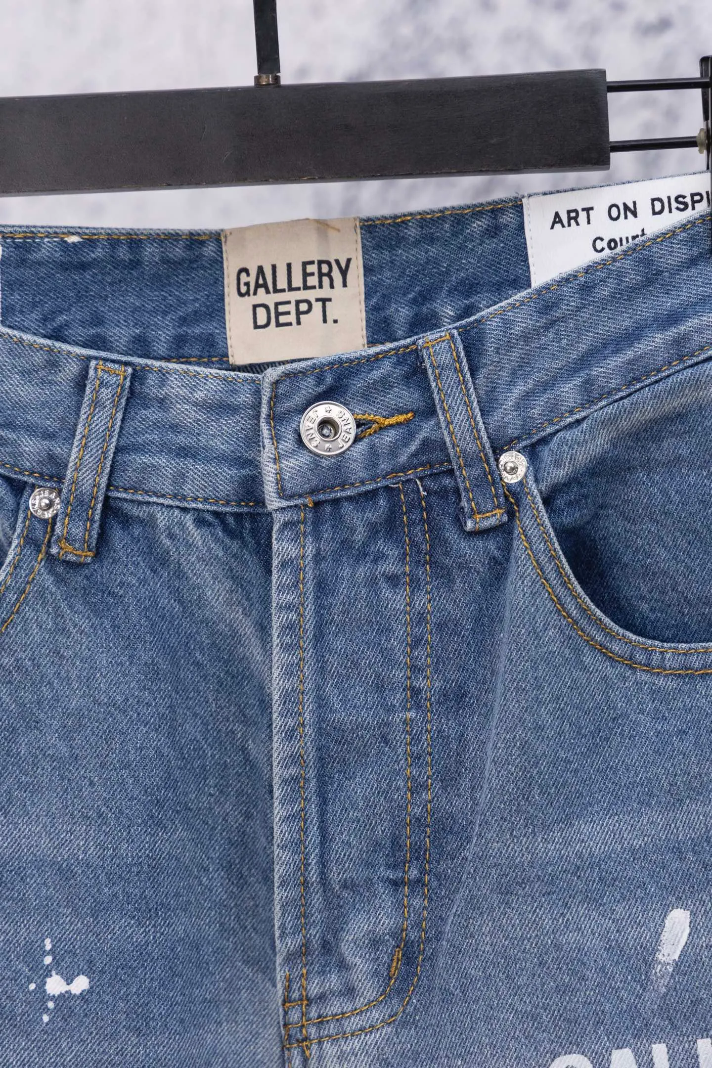 💰270 GALLERY DEPT.25ss new style splash-ink jeans, boot-cut trousers, denim + splash-ink, full of artistic sense! The trouser legs are spliced ​​with denim, creating a layered look, and the words "GALLERY DEPT." are super recognizable✨. High-density denim, wear-resistant and comfortable, perfect for daily wear or street style. Inspired by the classic elements of Helmut Lang, splashing ink is full of three-dimensionality. Pair it with simple tops or HL items to easily get a sense of avant-garde fashion! Gallery Dept. targets the global fashion pioneer group aged 18-35 and positions itself as a "high street art trendy brand". Cultural symbol output: Through endorsements from stars such as Virgil Abloh, Jennie, and Justin Bieber, the brand’s benchmark status in the hip-hop and fashion circles is strengthened. Size: 28-34 Color: Gray Blue